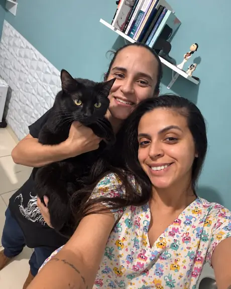 Veterinárias da RexVet com um gato preto no colo
